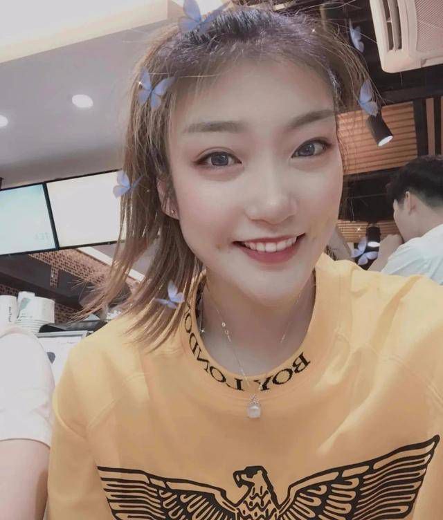 在露出光的公园里